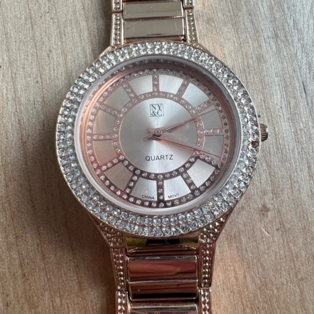 NY&C rose gold tone round ladies dress watch NEW BATTERY